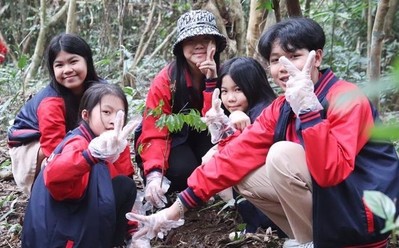 Hà Tĩnh: Học sinh trường Ischool trồng cây chống biến đổi khí hậu