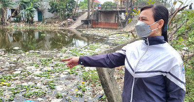 Sông Cà Mau ở Ninh Bình đầy rác, bốc mùi hôi thối ngay một xã nông thôn mới đạt chuẩn, dân khổ sở
