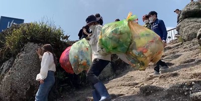 Nhọc nhằn "cõng rác" từ đỉnh Yên Tử xuống núi
