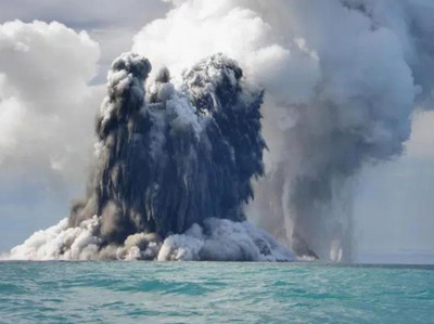 Núi lửa 'sống' giữa đại dương, vì sao trăm năm không bị dập tắt?