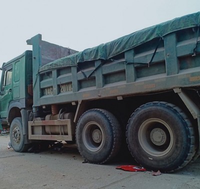 Nghệ An: Bị xe tải cán trên đường đưa con đi học, 3 mẹ con tử vong