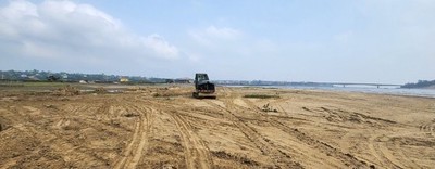 Quảng Trị: Bắt quả tang đối tượng khai thác cát trái phép tại bãi bồi ven sông