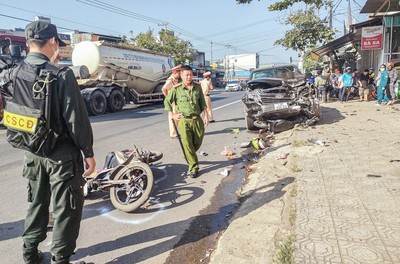 Lâm Đồng: Xe bán tải mất lái tông vào 2 xe máy, 3 người thương vong
