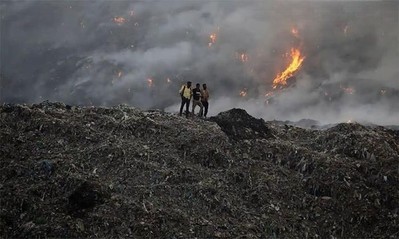 Ấn Độ: Người dân ngạt thở trong khói độc vì núi rác bốc cháy