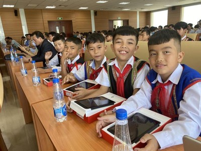 Kon Tum: Trao tặng gần 11.400 máy tính bảng cho học sinh