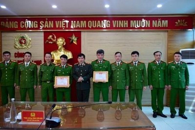 Giám đốc Công an tỉnh Quảng Ninh thưởng nóng Công an TP. Hạ Long