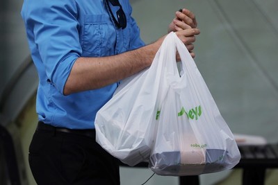 3 công ty tại Canada khởi kiện về lệnh cấm dùng đồ nhựa một lần