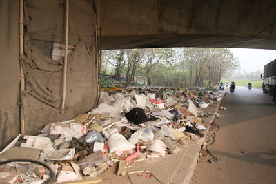 Những đống rác "khổng lồ" mọc lên giữa lòng thành phố