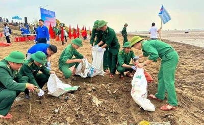 Nam Định: Các lực lượng đoàn viên thanh niên ra quân chiến dịch 'Hãy làm sạch biển"