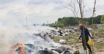 Dân kêu trời vì hàng tấn rác chất như núi ở bãi trung chuyển