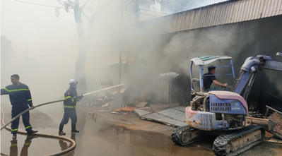 Hà Nội: Cháy kho vật liệu xây dựng cạnh cây xăng, khói đen cuồn cuộn