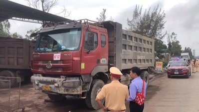 Làm rõ nghi vấn hàng loạt xe tải sử dụng tem kiểm định giả tại Quảng Ngãi
