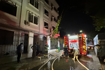 Hà Nội: Cháy một nhà trọ trong đêm, 5 người được giải cứu