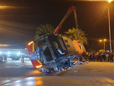 Bình Định: Xe khách va chạm với xe tải khiến 13 người bị thương