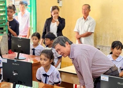 An Giang: Tặng máy tính hỗ trợ nhà trường khắc phục những khó khăn