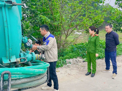 Hà Nội: Bắt quả tang xe hút phân bùn bể phốt xả thải ra môi trường