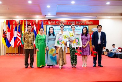 Hoa hậu Thanh Hà kể lại hành trình “Cá chép hóa Rồng” trong sự kiện giao lưu Thương mại Quốc tế