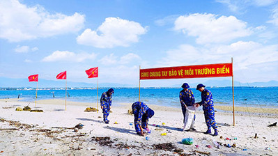 Thanh niên Lữ đoàn 957 chung tay làm sạch biển