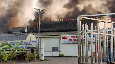 Cháy lớn tại nhà máy bánh kẹo trong Khu kinh tế Chân Mây - Lăng Cô