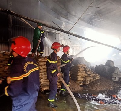 Một số hình ảnh vụ cháy ở nhà máy sản xuất bánh gạo One-One
