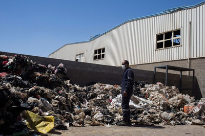 Ai Cập: Tái chế rác thải nhựa thành vật liệu xây dựng
