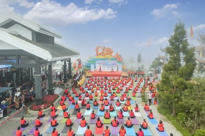 500 người đồng diễn yoga chào mặt trời tại Fansipan