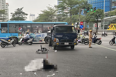 Hà Nội: Va chạm với ô tô tải, người đi xe đạp tử vong