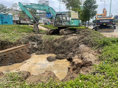 TP.HCM: Khắc phục sự cố xì bể ống cấp nước ở đường Phạm Văn Đồng