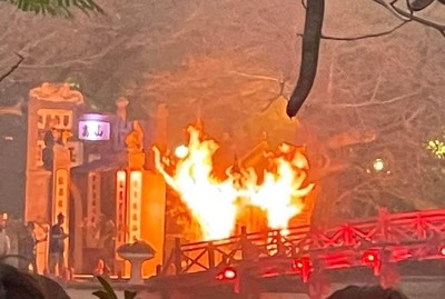 Hà Nội: Cháy bốt thu vé gần cầu Thê Húc, nhiều du khách bỏ chạy