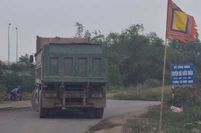 Hà Nam: Cần kiểm tra, xử lý nghiêm các xe tải chở đất, cát gây ô nhiễm