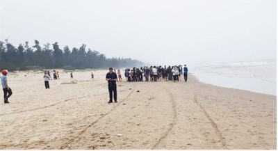 Hà Tĩnh: 3 học sinh đi tắm biển bị sóng cuốn trôi, đã tìm thấy thi thể thứ 3