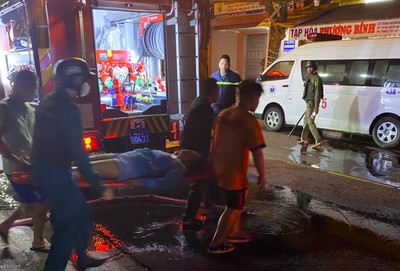 Đà Nẵng: Cảnh sát phá tường, cứu 2 người ngạt khói vì kẹt trong đám cháy giữa đêm khuya