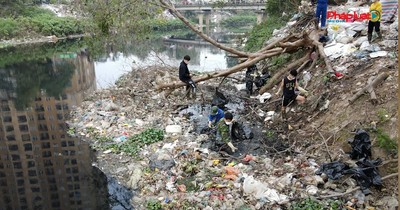 Nhóm bạn trẻ ngâm mình với rác làm sạch các con kênh tại Hà Nội
