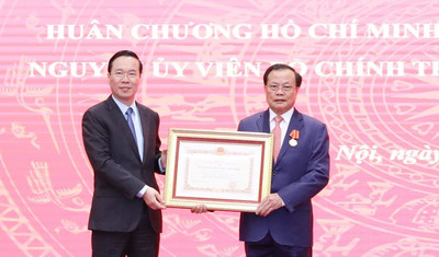 Chủ tịch nước trao Huân chương Hồ Chí Minh tặng nguyên Bí thư Thành ủy Hà Nội