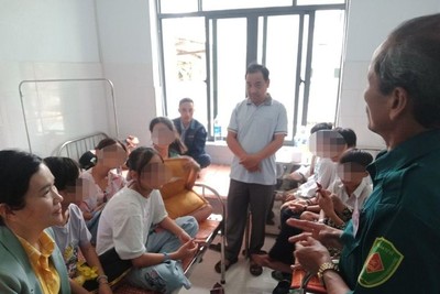 18 học sinh ở Quảng Nam nghi bị ngộ độc sau khi ăn các món ăn vặt do phụ huynh làm