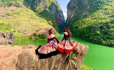 Hà Giang: Cam kết chỉ cho thuê trang phục dân tộc Việt Nam trên sông Nho Quế