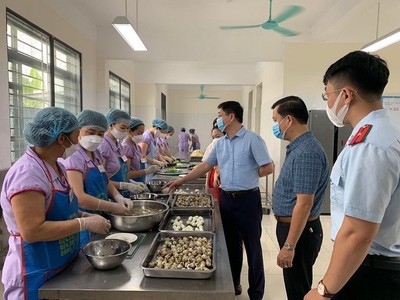 Hà Nội: Tăng cường công tác quản lý an toàn thực phẩm tại các bếp ăn bán trú