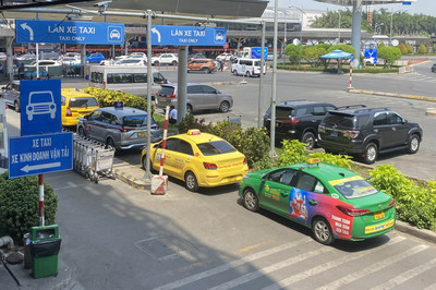 Hỏa tốc: Tạm ngưng thay đổi cách thu phí taxi tại sân bay Tân Sơn Nhất
