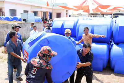 Phú Yên: Trao tặng 200 bồn chứa nước ngọt cho bà con ngư dân
