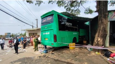 Gia Lai: Xe khách lao vào nhà dân khiến 7 người thương vong