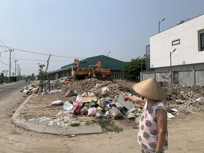 Đà Nẵng: Ngang nhiên đổ rác thải, xà bần gây ô nhiễm trong khu dân cư