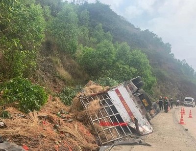 Phú Yên: Lật xe tải chở dưa hấu khiến 9 người thương vong