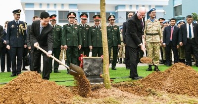 Chủ tịch nước cùng Toàn quyền Australia trồng "cây hòa bình"
