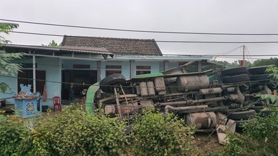 Quảng Trị: Xe container mất lái lao vào nhà dân khiến 1 người bị thương