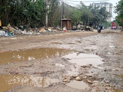 Hà Nội: Người dân “ngám ngẩm” vì đường lầy lội, rác ngập phố Nguyễn Cảnh Dị