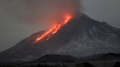 Nga: Núi lửa phun trào dữ dội, tro bụi bốc cao 20km