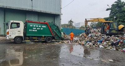 Hàng trăm phương tiện thu gom rác ở TP.HCM được dán tem để ngăn rác lậu