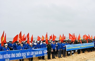 Hà Tĩnh: Thanh niên và chiến sĩ biên phòng tham gia làm sạch bãi biển