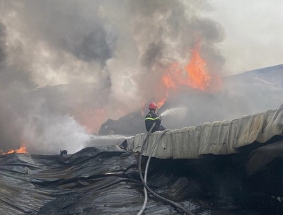 Long An: Cháy lớn thiêu rụi 1.700m2 công ty sản xuất va li, túi xách