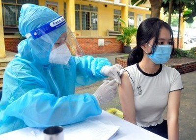 COVID-19 gia tăng số ca mắc, người Hà Nội tiêm vaccine ở đâu?